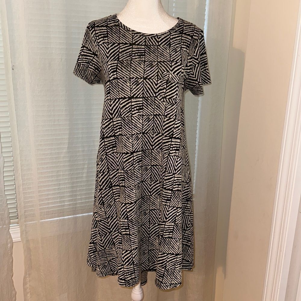 LuLaRoe XXS Carly Black & White Knit Crewneck Short Sleeve High Low Dress